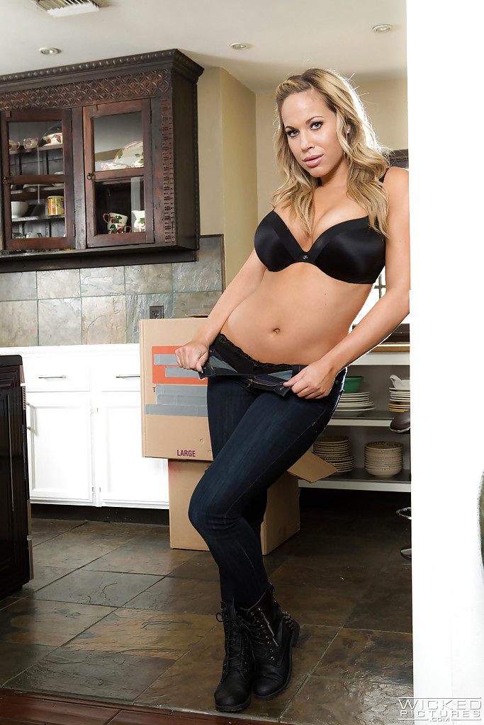 Blondes Solo-Girl Olivia Austin entblößt große Pornostar-Brüste in der Küche
 #55199842