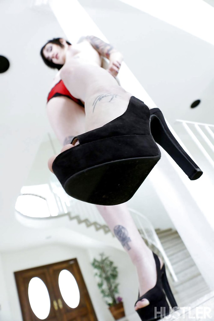Tattooed brunette pornstar Nikki Hearst posing in high heels #52170400
