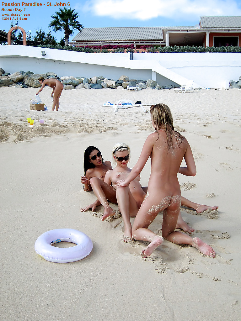 Ragazze giovani amatoriali nude con occhiali da sole che si divertono sulla spiaggia
 #50151127