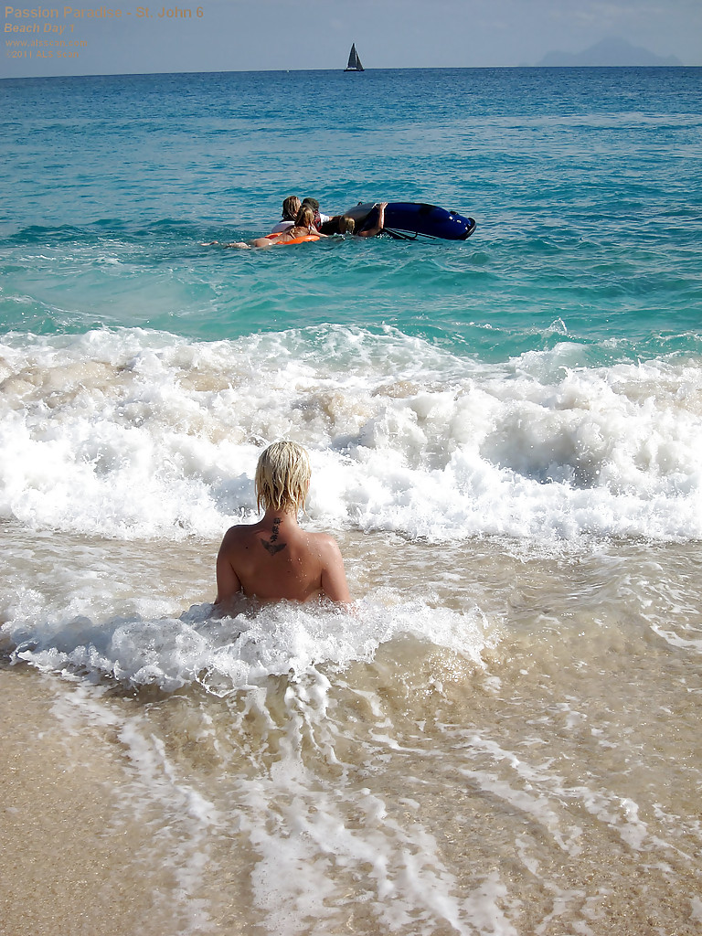 Ragazze giovani amatoriali nude con occhiali da sole che si divertono sulla spiaggia
 #50151138