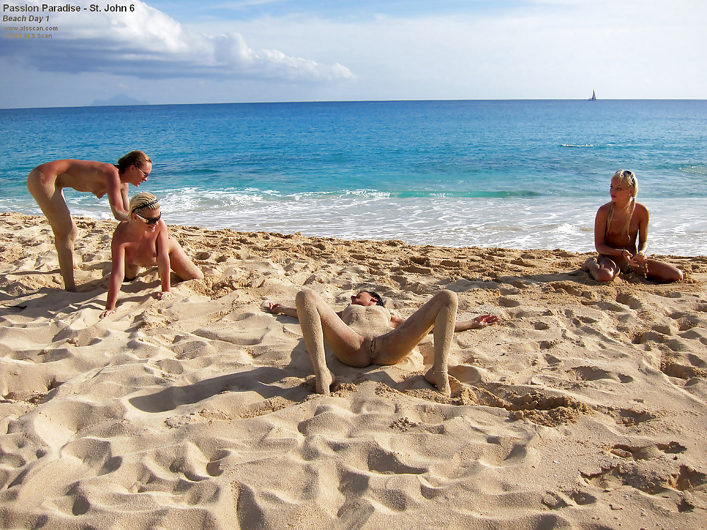 Ragazze giovani amatoriali nude con occhiali da sole che si divertono sulla spiaggia
 #50151146