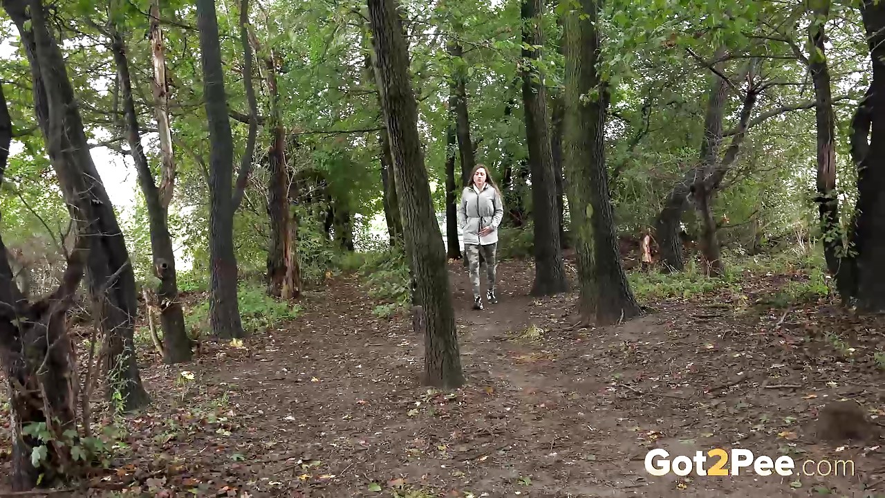 Barbe, fille solo, baisse son pantalon pour pisser dans la forêt.
 #51466914