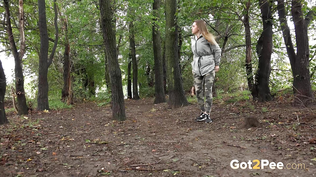 Barbe, fille solo, baisse son pantalon pour pisser dans la forêt.
 #51466935