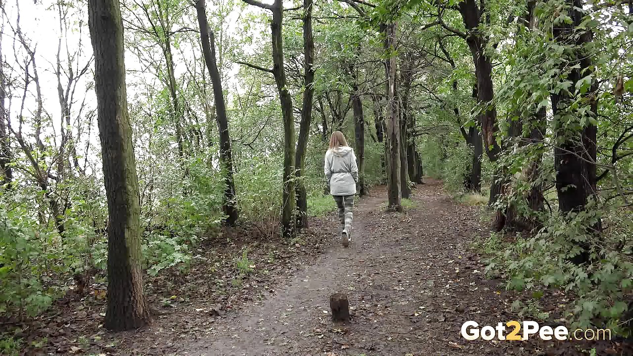 Solo-Mädchen Barbe zieht ihre Hose herunter, um in den Wald zu pinkeln
 #51467131