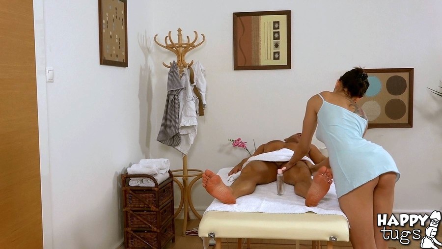 Sexy massaggiatrice asiatica in mini abito dà caldo handob dopo upskirt nudo
 #50044346