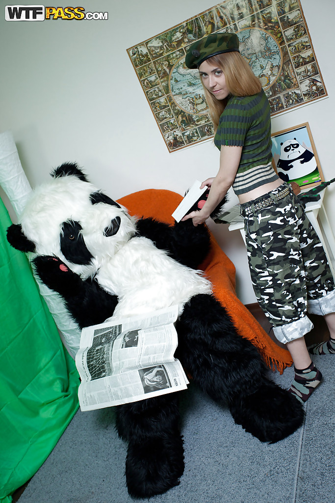 Fiese Teenie-Cutie mit kleinen Titten hat Hardcore-Spaß mit ihrem Panda-Spielzeug
 #52154320