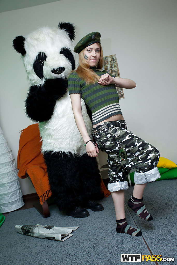 Fiese Teenie-Cutie mit kleinen Titten hat Hardcore-Spaß mit ihrem Panda-Spielzeug
 #52154382