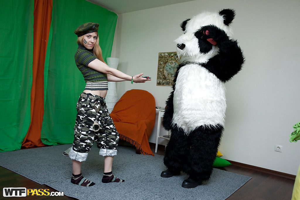 Fiese Teenie-Cutie mit kleinen Titten hat Hardcore-Spaß mit ihrem Panda-Spielzeug
 #52154431