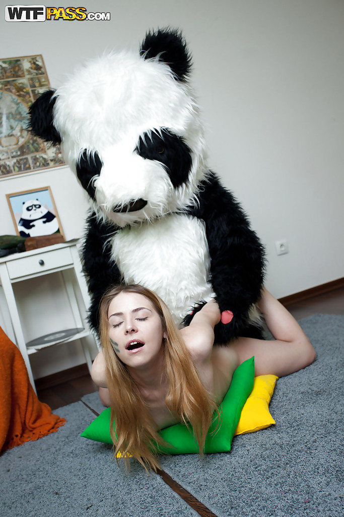 Una joven con tetas pequeñas se divierte con su panda de juguete
 #52154808