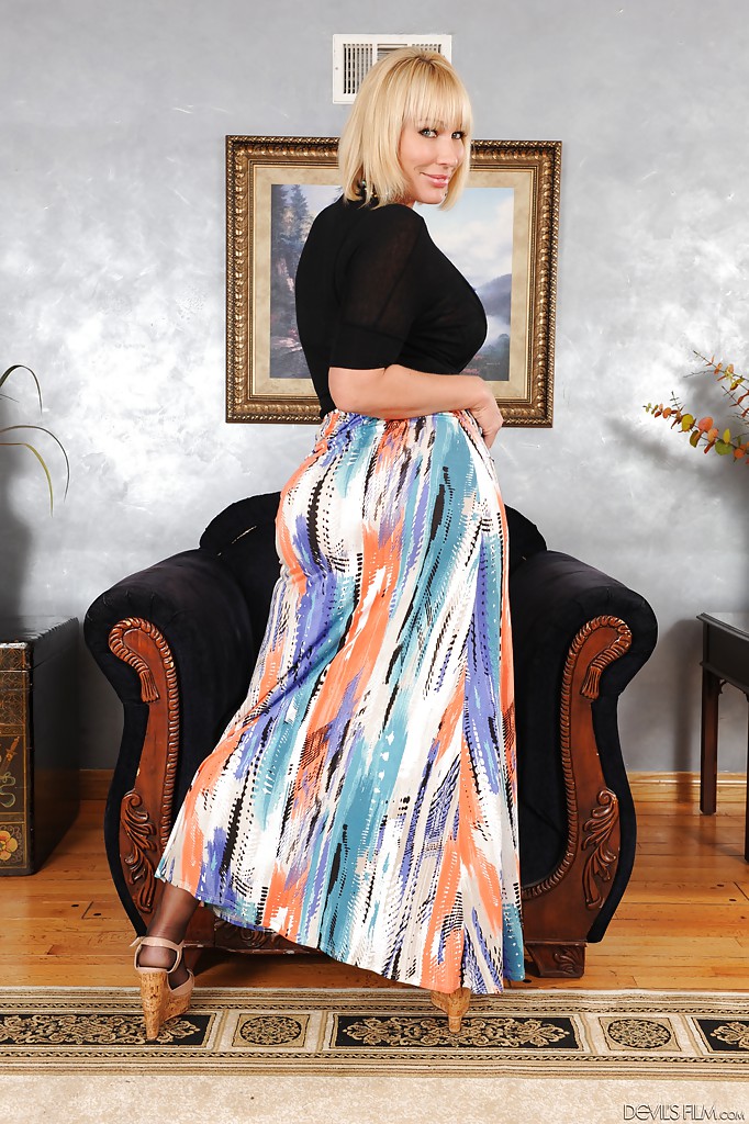 La rubia de grandes tetas Mellanie Monroe muestra su increíble trasero
 #52089573