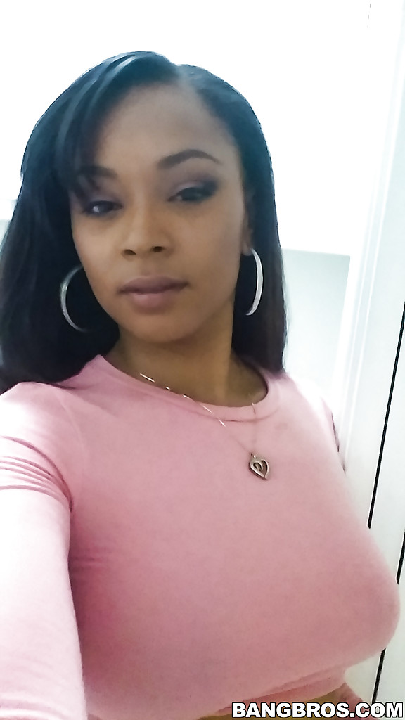 Porsha Carrera prend des selfies de ses gros seins noirs.
 #51827174