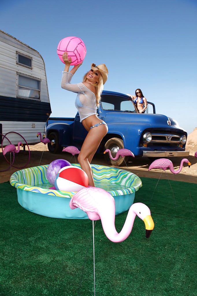 Lesbianas tetonas holly sampson y rachel roxxx jugando con juguetes sexuales al aire libre
 #54040164