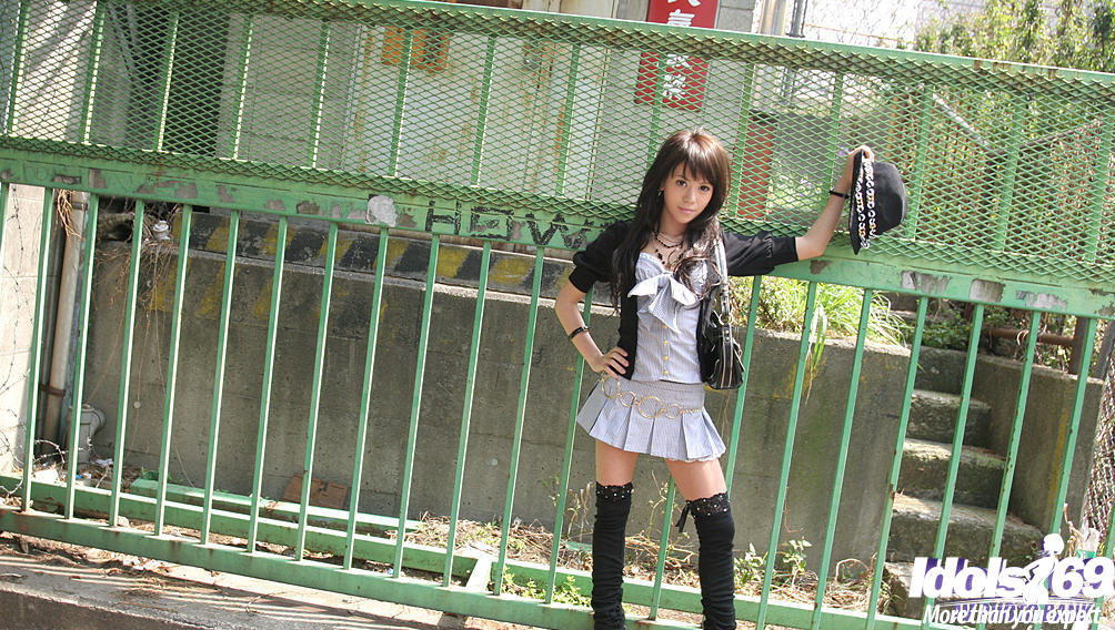 Joven asiática con gracia despojándose de su ropa
 #50046765