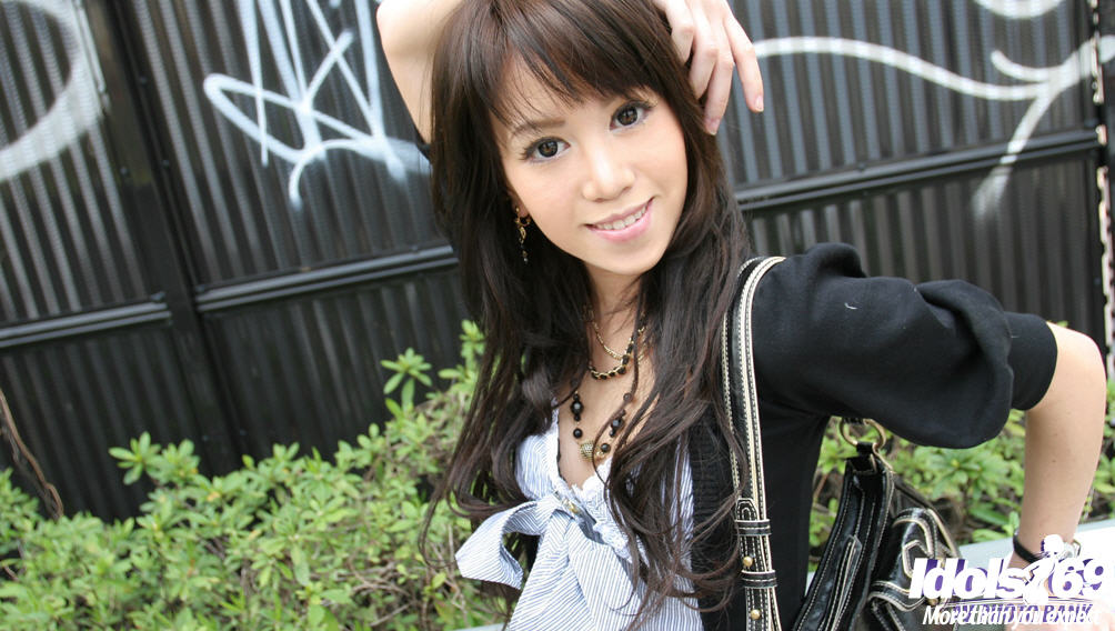 Joven asiática con gracia despojándose de su ropa
 #50046771