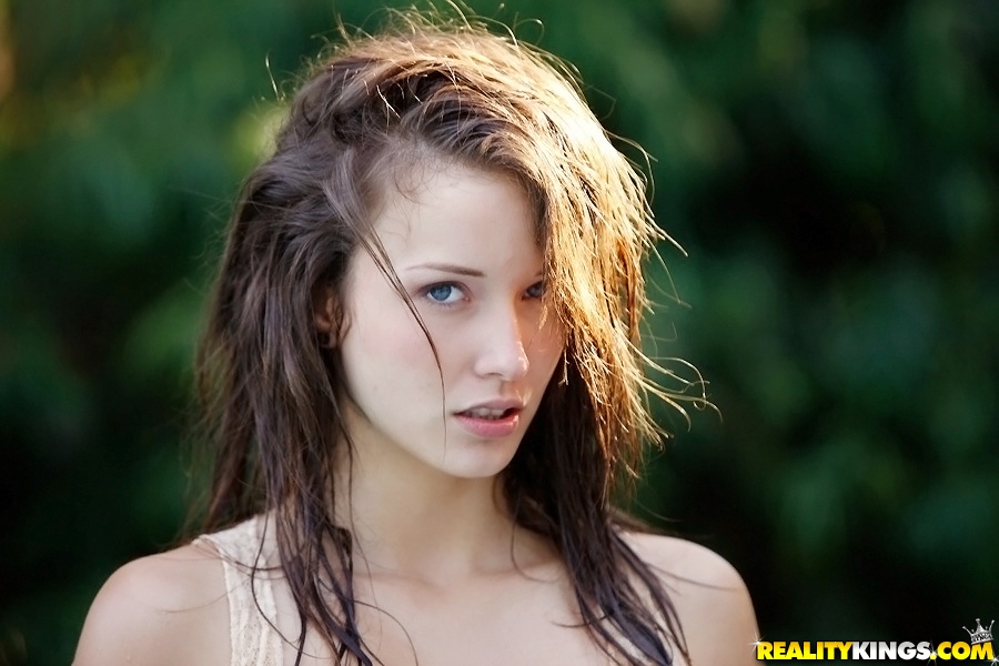 Malena morgan mostrando sus pequeñas tetas con pezones duros al aire libre
 #52215184