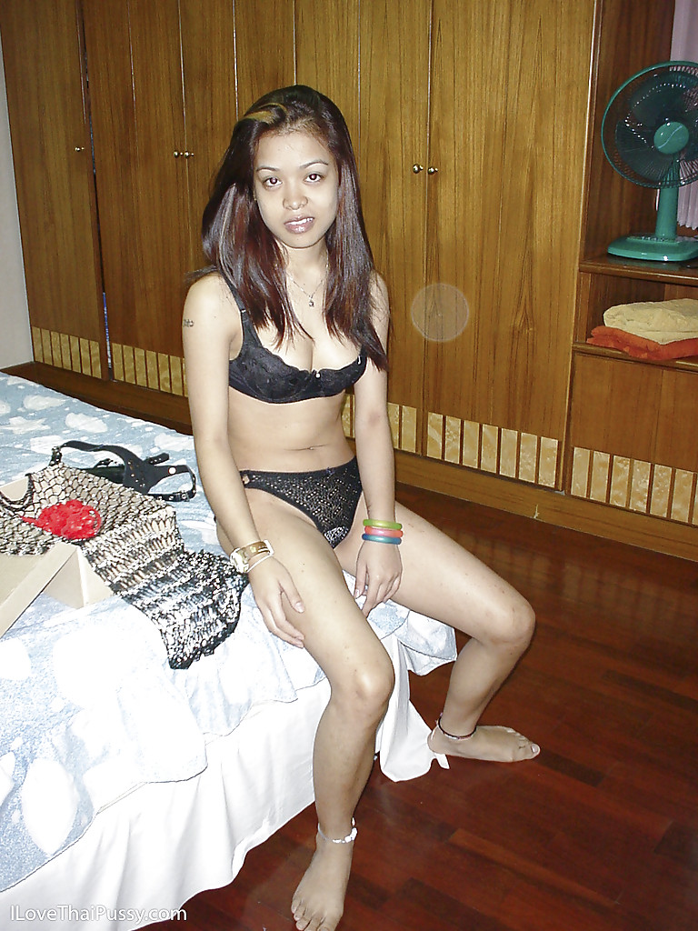 Sexy ragazza asiatica giovane in posa in lingerie erotica e che gioca con la sua figa
 #52229272