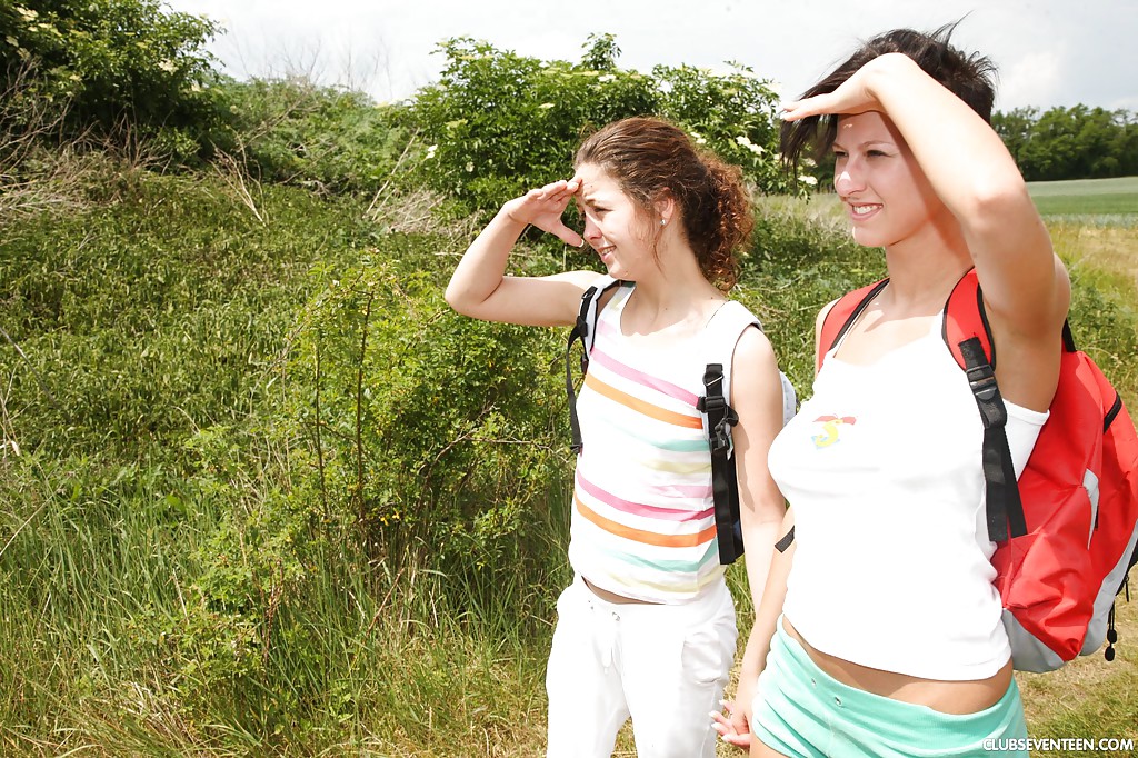 Belle jeune lesbienne naturelle nicoletta h léchant une chatte en plein air
 #52282392