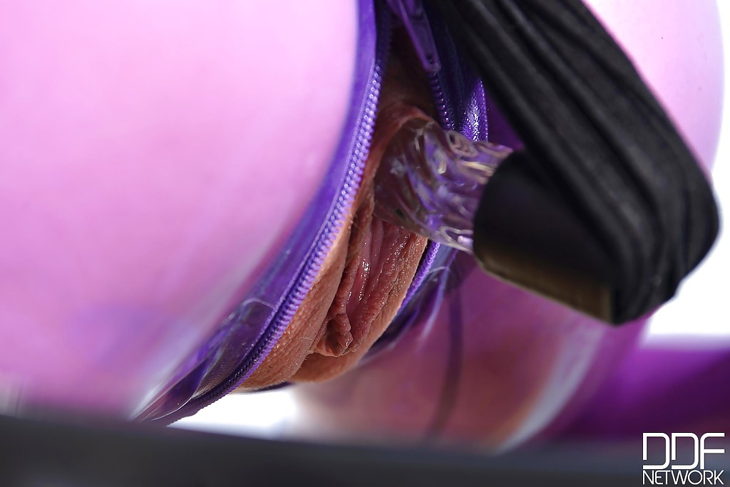 La zorra de látex lucy ama un fetiche duro con un juguete en su apretado coño
 #50815425