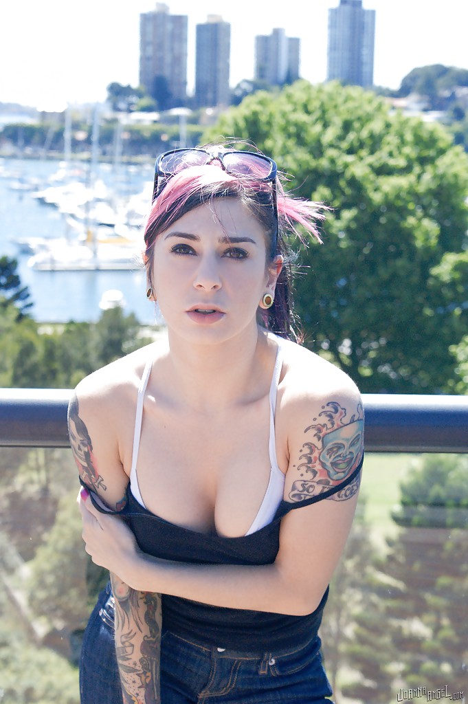 Joanna Angel muestra su cuerpo tatuado en una escena al aire libre
 #50011848