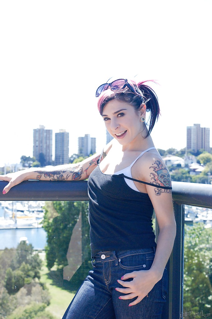 Joanna Angel muestra su cuerpo tatuado en una escena al aire libre
 #50011857