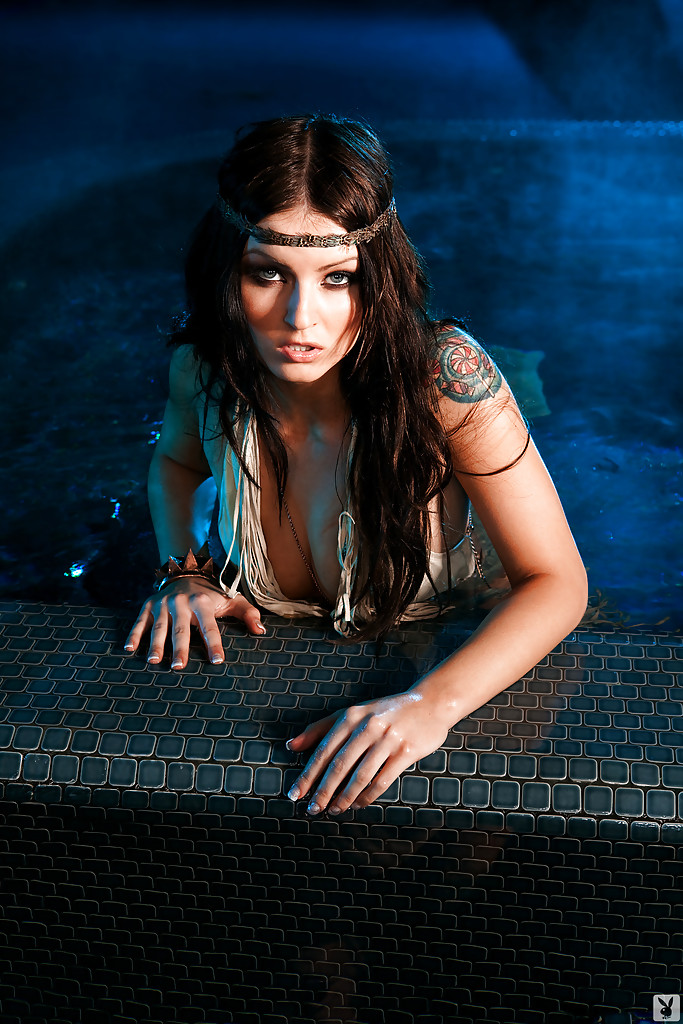 Veronica Lavery mostrando sus curvas sexy en la piscina
 #50278647
