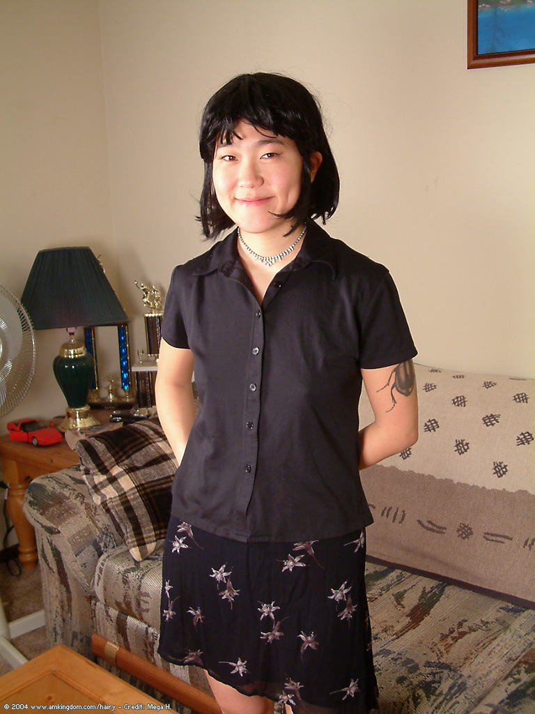 Cady, un superbe modèle asiatique, montre son joli vagin poilu.
 #51094603