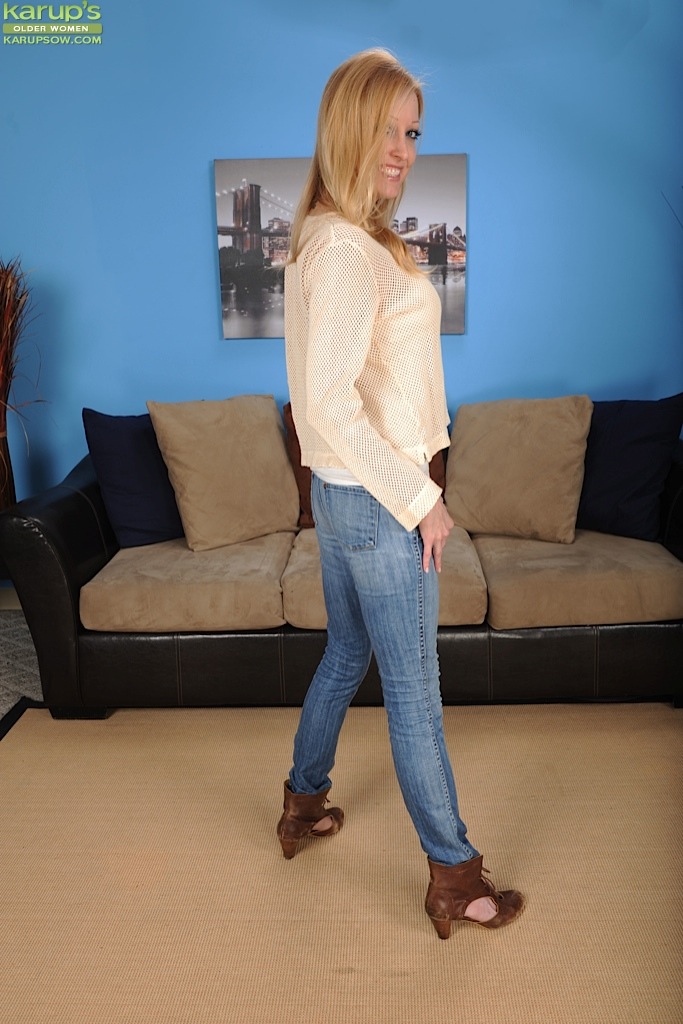 Blonde babe elle kenelle enthüllt große milf Titten in denim blue jeans
 #51216714