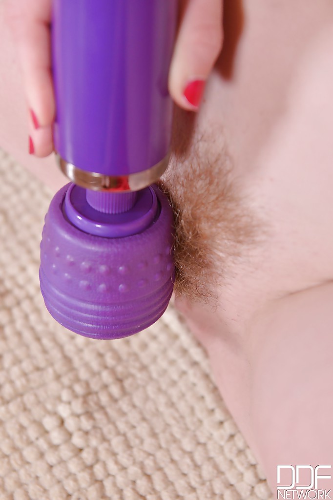 La teenager europea Carly Rae si masturba la fica pelosa con il vibratore dopo il bagno
 #50224020