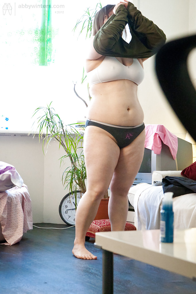 Kayla t grassa si tira su biancheria intima dopo aver modellato in nudo
 #50140374