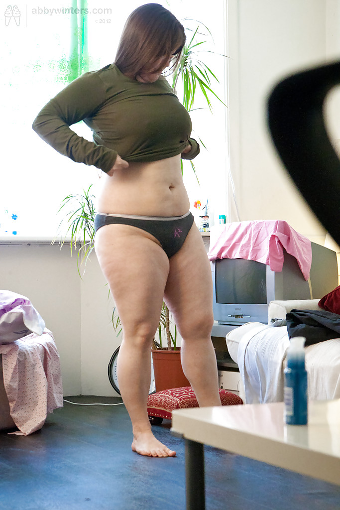 Kayla t grassa si tira su biancheria intima dopo aver modellato in nudo
 #50140381