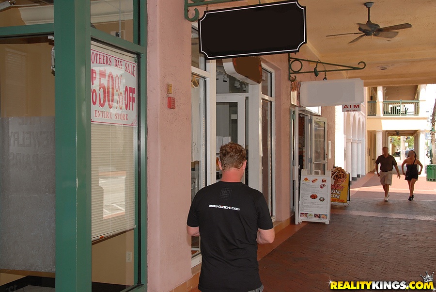 Un tipo frenético engancha a una milf de grandes tetas y se la folla cruda
 #51338906