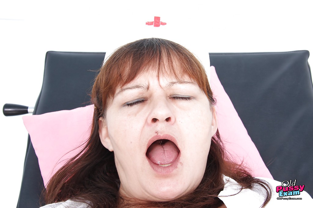 Enfermera madura y traviesa rellenando su coño con un gran consolador y material ginecológico
 #51038974