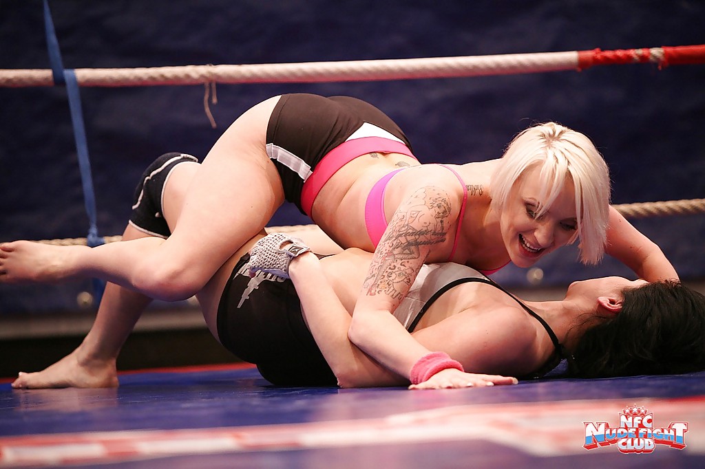 Les séduisantes lesbiennes Paige Fox et Lucy Bell se battent pour la domination.
 #54829212