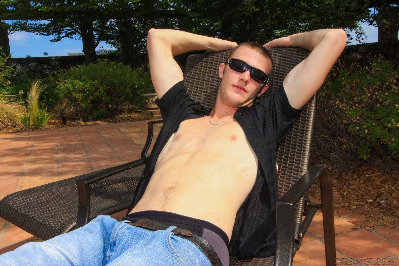 Jessie Cox, portant des lunettes de soleil, baise Christian Wilde en plein air sur un patio.
 #51058943