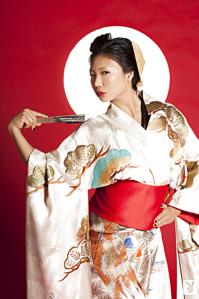 La superbe asiatique Hiromi Oshima se débarrasse de son kimono.
 #50832870