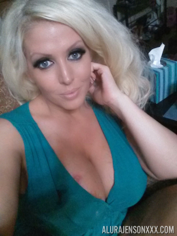 Platinblonde Sexbombe Alura Jenson entblößt große Titten für Selfie
 #51830839