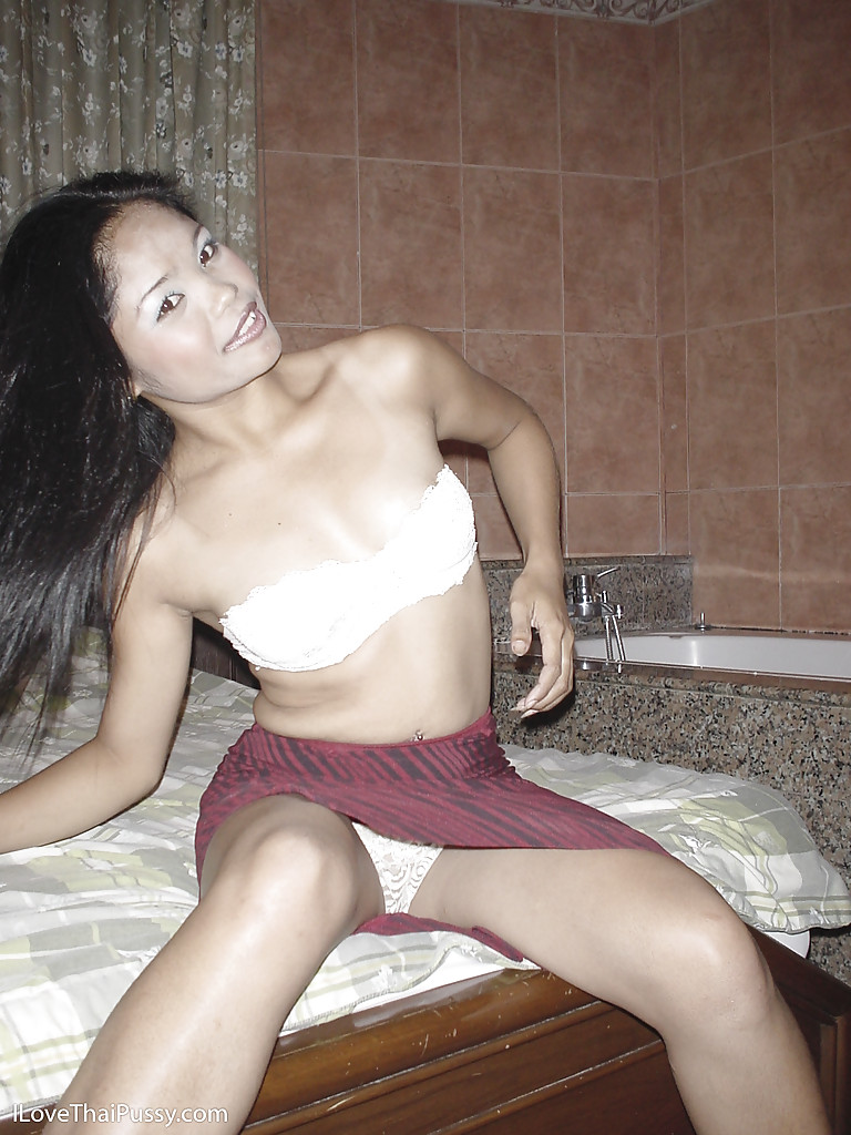 Rauchendes heißes asiatisches Babe zeigt ihren zierlichen Arsch und ihre rasierte Muschi
 #52212195