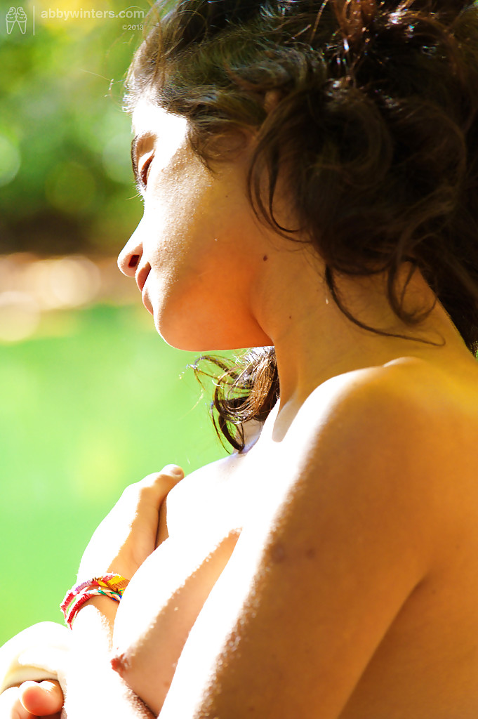 La belle amatrice suyai joue avec ses seins naturels et sa chatte en plein air.
 #51493331