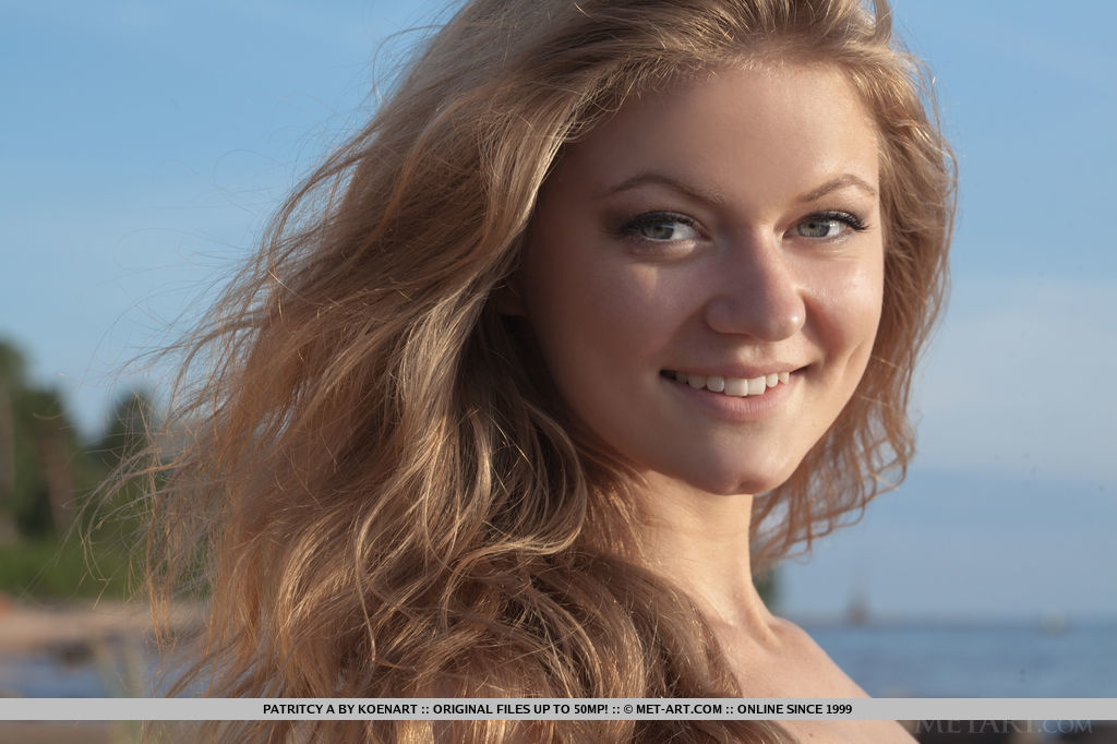 La chica de la playa patritcy a revelando sus pequeños pechos al aire libre para las fotos de glamour
 #50163497