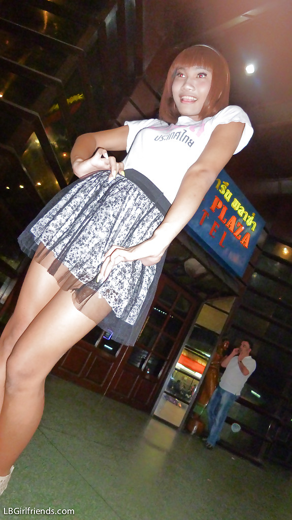 La delgada transexual asiática Jess posando al aire libre con falda y tacones altos
 #51249706