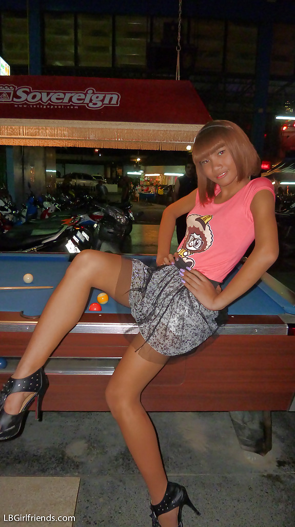 La delgada transexual asiática Jess posando al aire libre con falda y tacones altos
 #51249754
