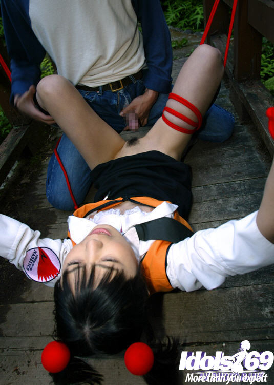 Submissive asiatische Babe wird gebunden und grob gefickt im Freien
 #50046405
