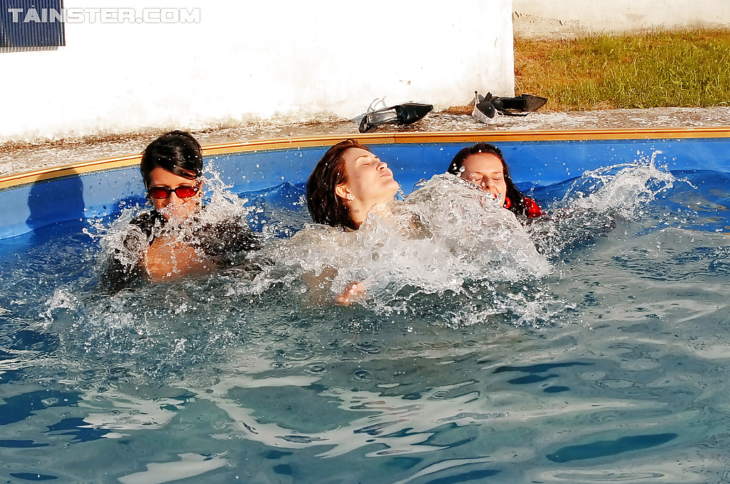 Fetisch-Ladys haben etwas nassen, voll bekleideten Spaß mit ihren Freunden am Pool
 #55701544