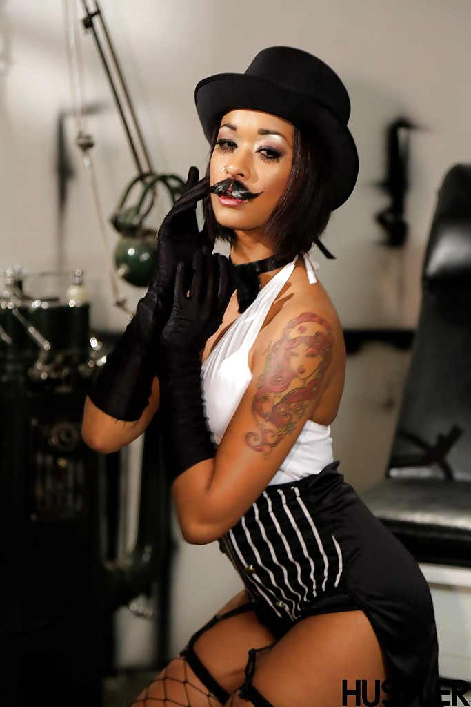 Une star du porno ébène, Skin Diamond, se pavane avec un chapeau vintage et de longs gants.
 #55608476