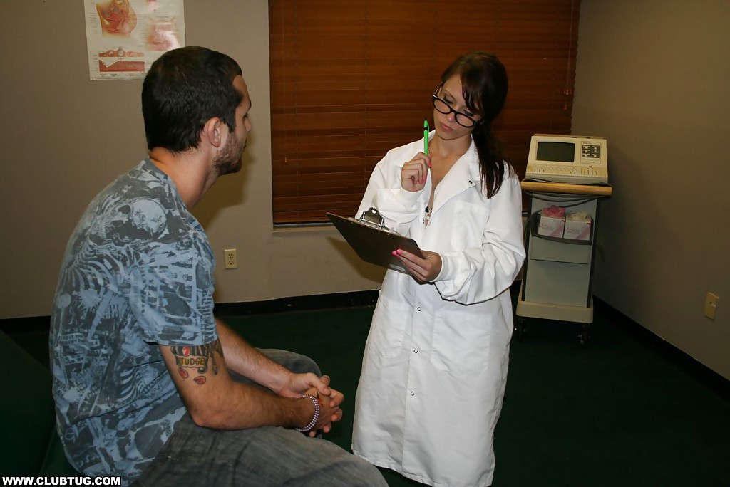 Süße brünette Krankenschwester mit Brille gibt einem glücklichen Kerl einen sinnlichen Handjob
 #51240540
