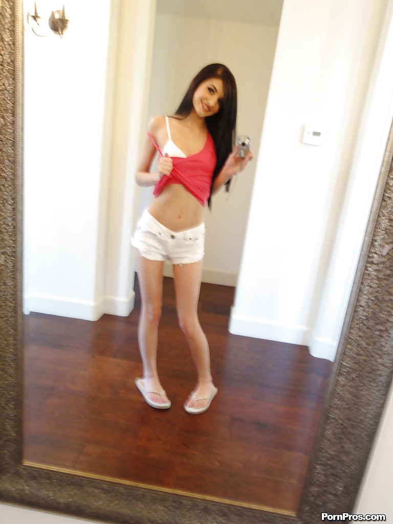 Zoey Kush, ragazza vestita, mostra il suo culo in pantaloncini bianchi
 #55864049