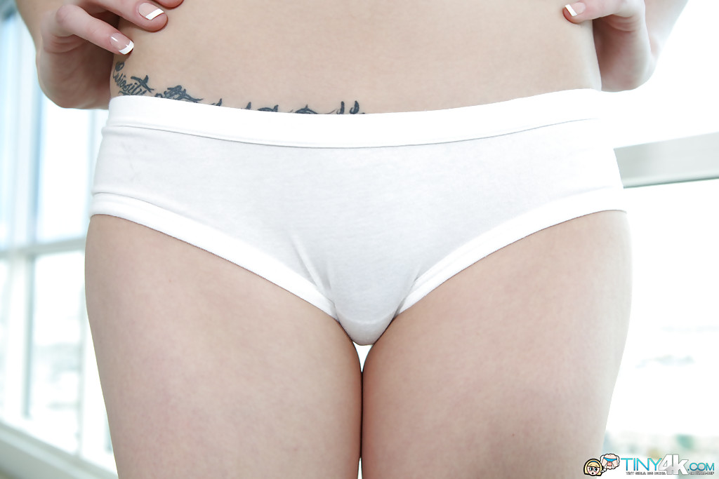 Rotschopf-Teenie naveen ora demonstriert ihre hervorragenden Dessous
 #55135401
