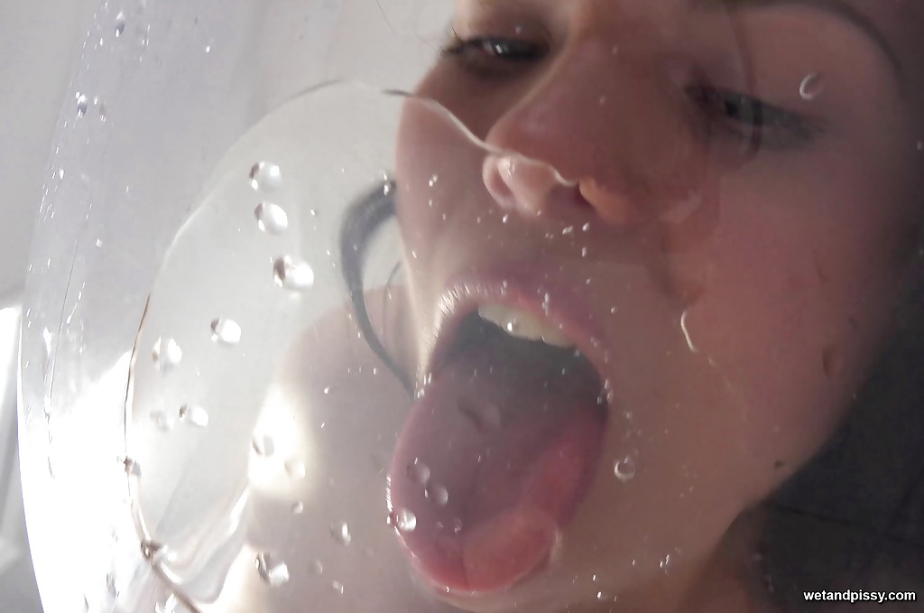ブルネットのソロガール、エラ・マーティンが小便のためにマンコの唇を広げ、自分のオシッコを舐める
 #51473308