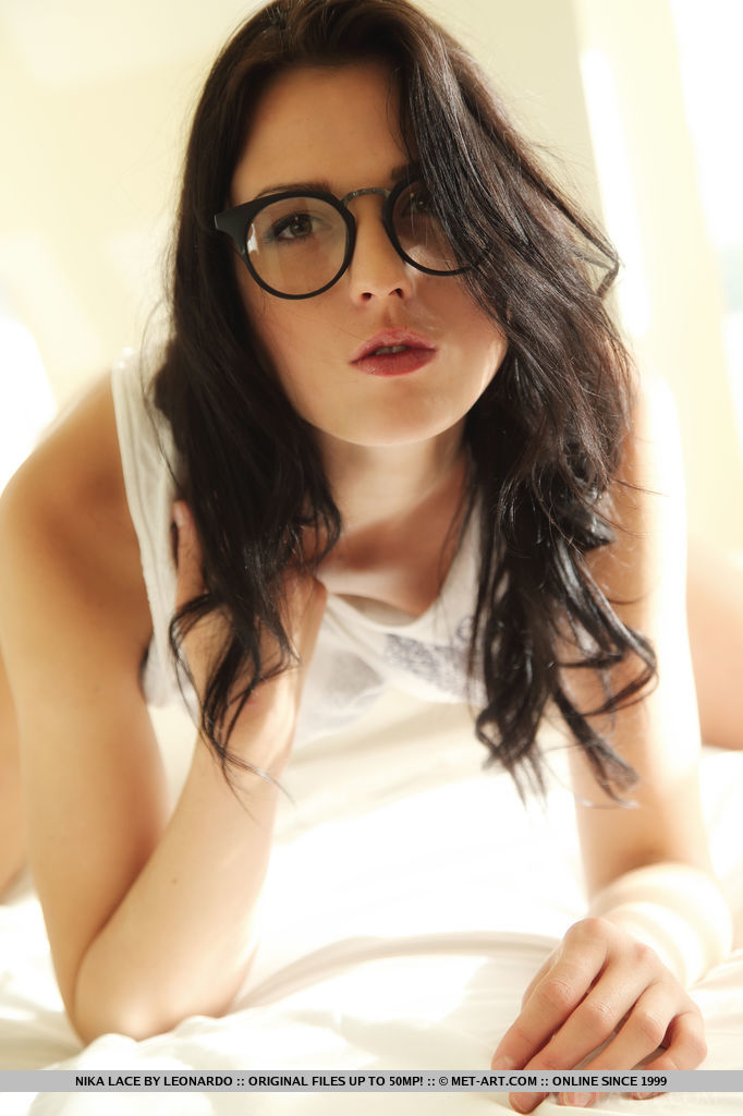 Brille gekleidet Babe nika Spitze rutscht aus Höschen zu verbreiten rasierte Teenager-Fotze
 #50336367
