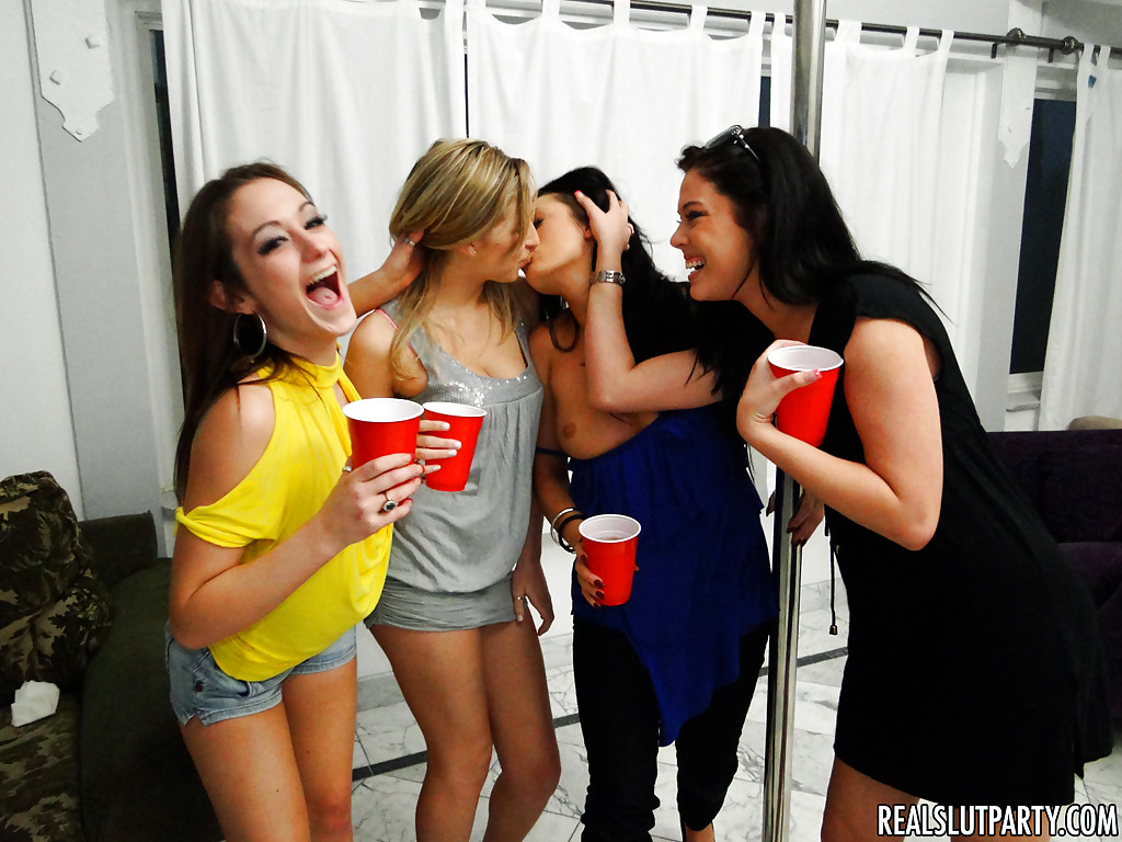 酔っぱらいの美女たちがハウスパーティーで幸運な若者とグループセックスをする #50212482
